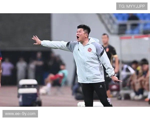 上海足球名将齐洪波成长历程与辉煌贡献解读全面呈现精彩职业生涯 上海足球名将齐洪波成长历程与辉煌贡献解读全面呈现精彩职业生涯